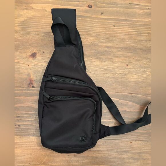 GAIAM FESTIVAL SLING BAG  MINI BACKPACK BLACK  ONE STRAP YOGA GYM TRAVEL UNISEX - Picture 5 of 11